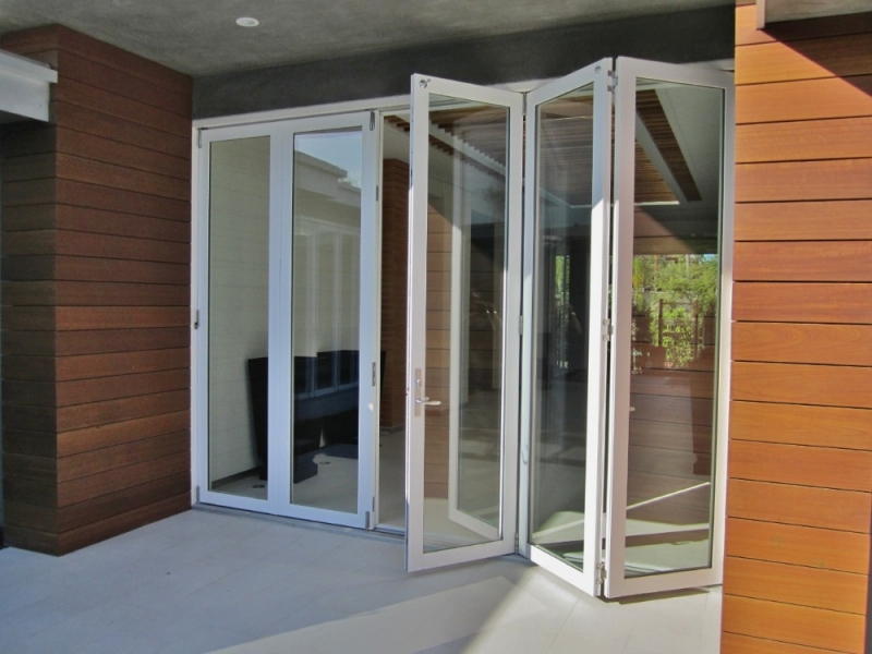 Алюминиевые раздвижные окна-гармошка для террасы